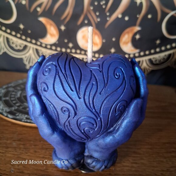 The Alchemist Embrace Saffron and Patchouli Scented Heart in Hands Candle - Picture 10 of 11